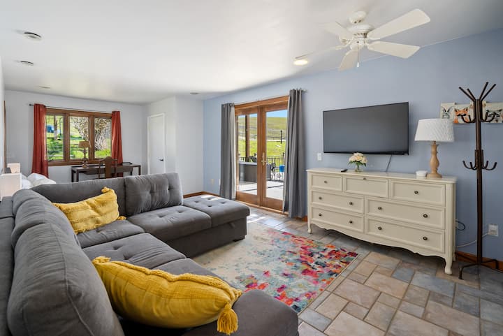 Chambre de billard principale avec lit Queen Size.