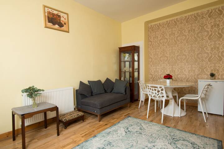 7-Bedroom Townhouse , Edinburgh gallery image 3