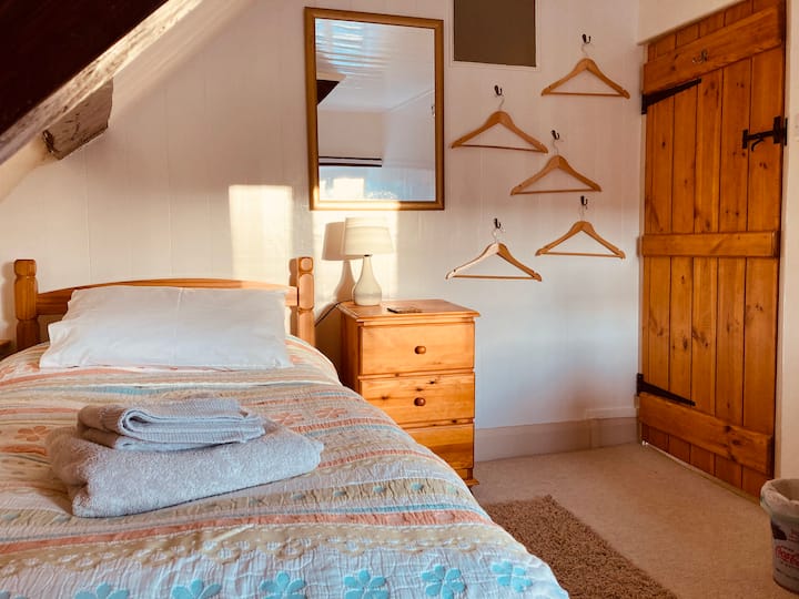 2米宽双人床的卧室。