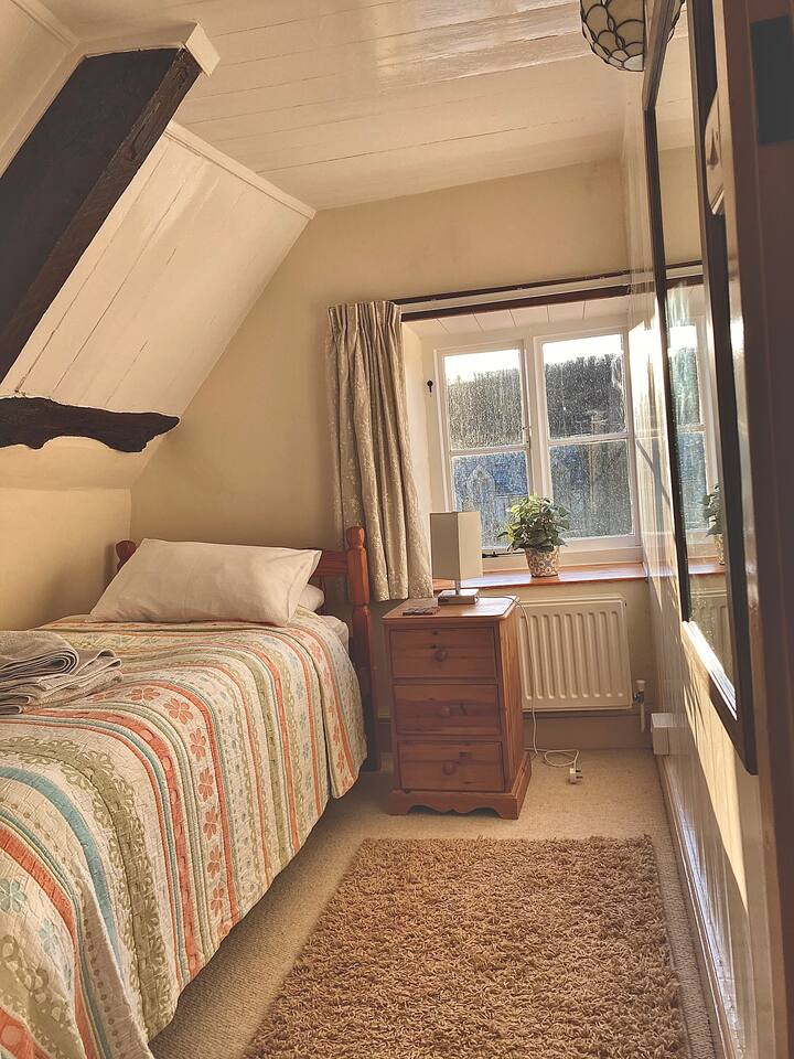 单人卧室可俯瞰花园美景。