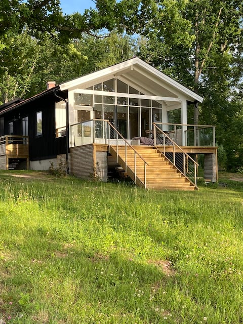 Beautifully located cottage by the lake Unden in Tiveden