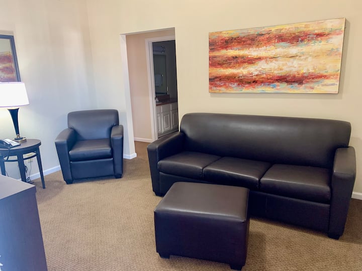 توفر غرفة المعيشة الفسيحة الخاصة بك الكثير من المقاعد بالإضافة إلى سرير أريكة لطيف قابل للسحب لترتيبات النوم الإضافية.