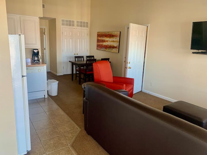 اسحب أرائكك للنوم الإضافي، أو ضع الأطفال على طاولة الطعام الخاصة بهم! سيكون لديك ثلاث غرف معيشة ومناطق لتناول الطعام ومناطق مطبخ!