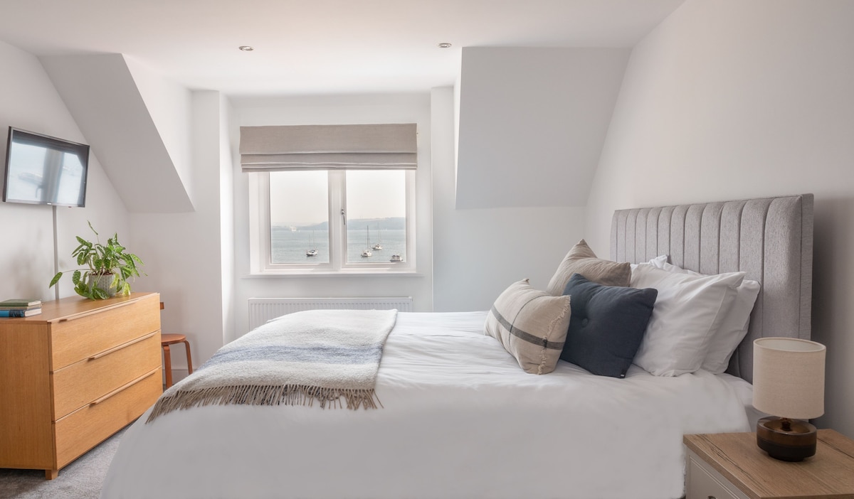 Glavna spavaća soba s bračnim krevetom i pogledom na more