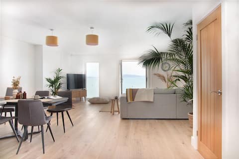 Beach front  maisonette in Cawsand with Parking