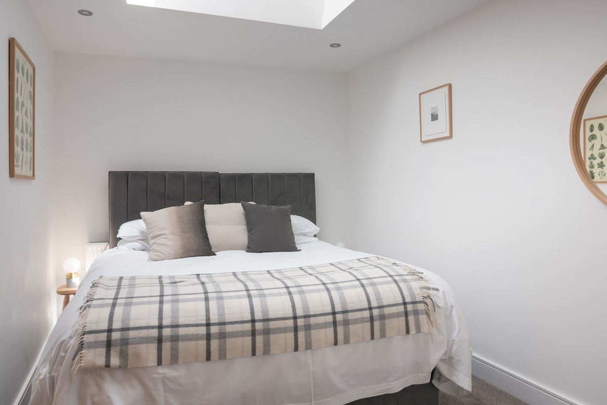 Veliki bračni krevet koji se može pretvoriti u 2 kreveta za jednu osobu