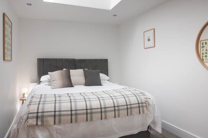 Veľká manželská posteľ, ktorú je možné ustlať na 2 jednolôžka