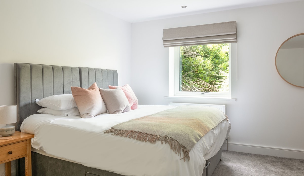 Veliki bračni krevet koji se može pretvoriti u 2 kreveta za jednu osobu