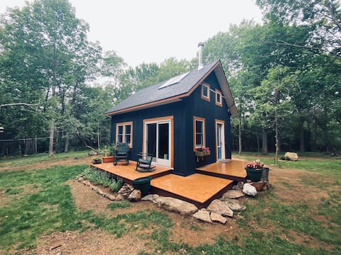 A comforting sweet off grid cabin near the beach!