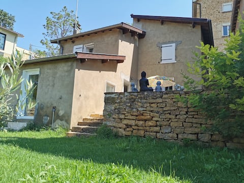 St-Cyr au Mt d 'Or: Maison des Carriers + garden