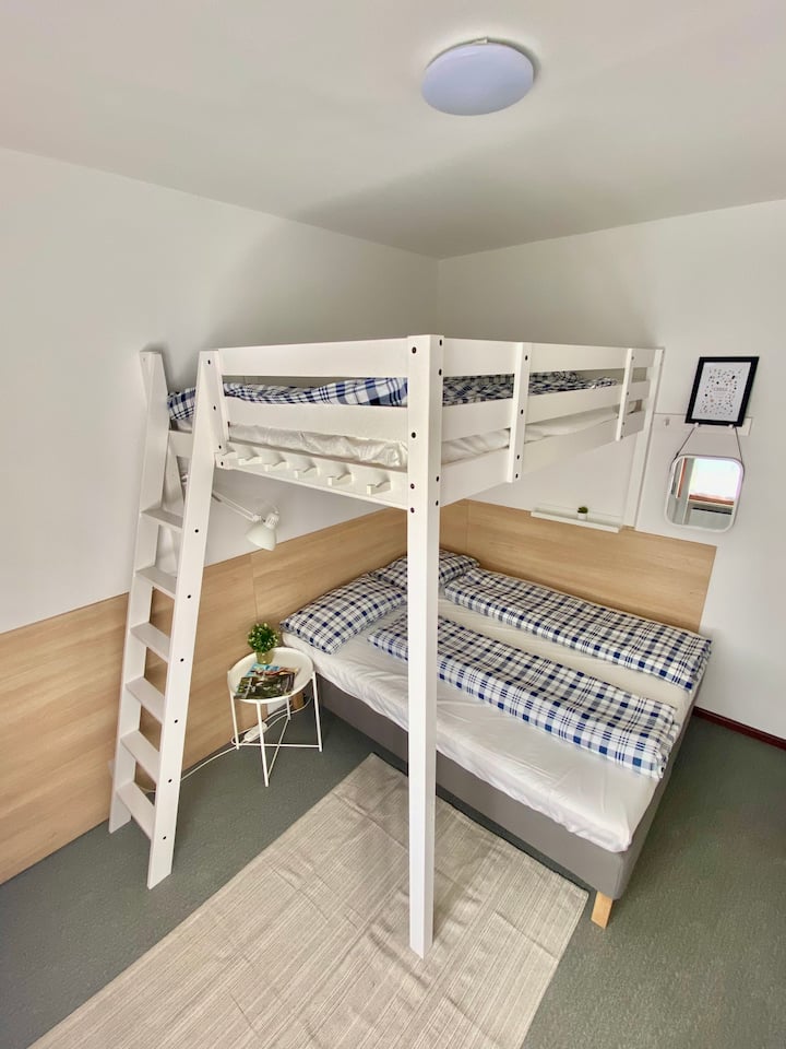 חדר שינה עם מיטת קומתיים נוספת