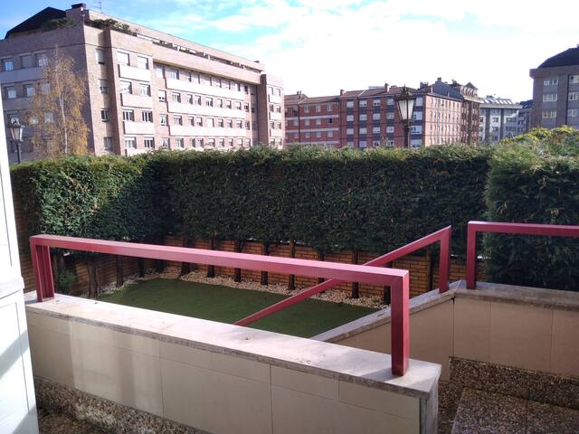 Entire home with 1 bedrooms in Oviedo - APARTAMENTO CON JARDIN PRIVADO