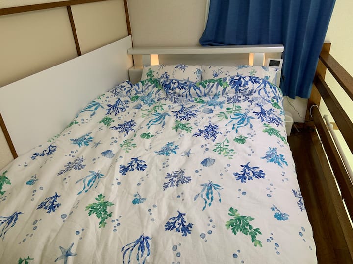 １４０cm幅のダブルベッドでゆったり就寝出来ます、旅の疲れを癒して下さい。
The double bed is 140cm wide so you can sleep comfortably. Please heal the tiredness of the trip.