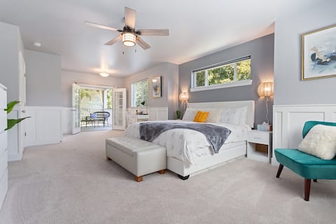 Lux 5 BR retreat, A/C, hot tub, fire pits, kayaks