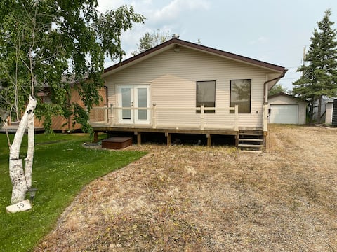 Large 3 bedroom cabin, a block from Delaronde Lake