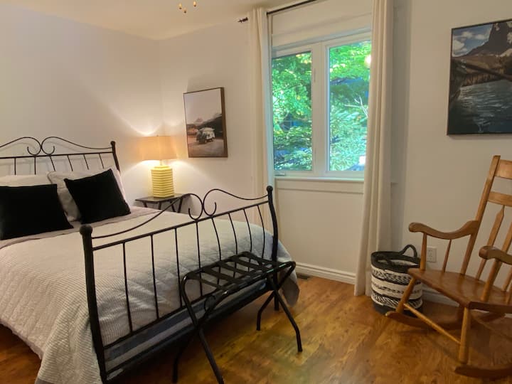 Dormitorio #1: cama doble.