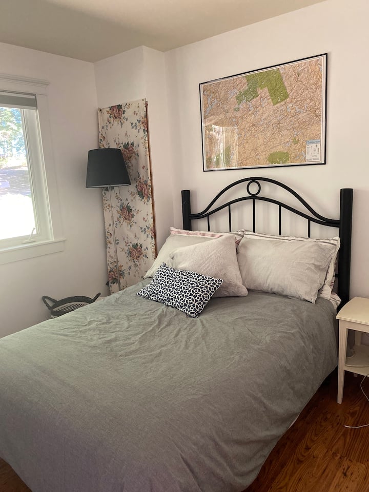 Dormitorio2: cama doble.