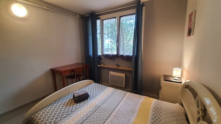 बेडरूम 2 - बिस्तर 140 - अलमारी के कोने से देखें