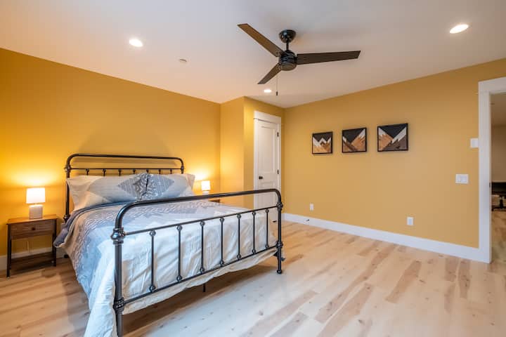 Downstairs bedroom with queen size bed