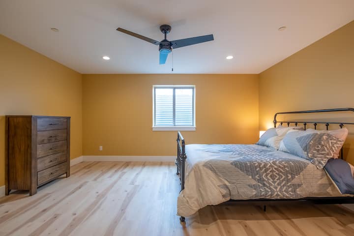 Downstairs second bedroom with queen size bed