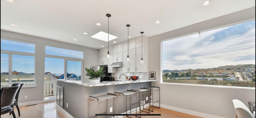 Modern Bernal house with views!