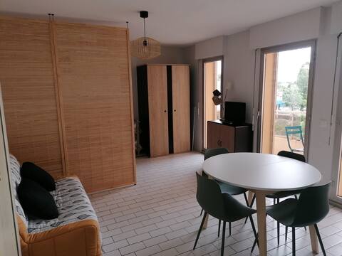 Top Airbnb: Pleasant beachfront studio with parking in Canet En Roussillon