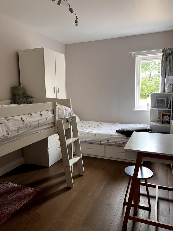 غرفة توأم، مع سرير مفرد في المقصورة وسرير واحد.

لدينا أيضًا سرير سفر للأطفال. 