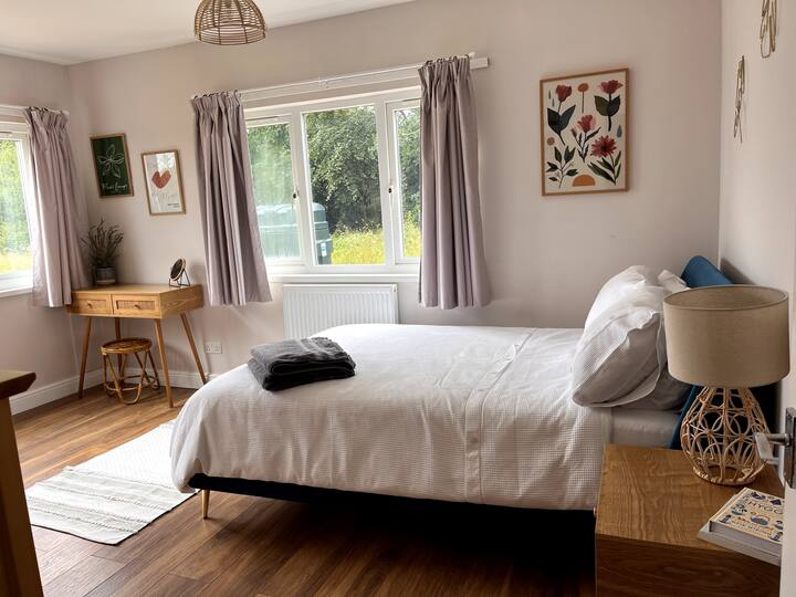 غرفة نوم مزدوجة، تتمتع بإطلالات على المرج.