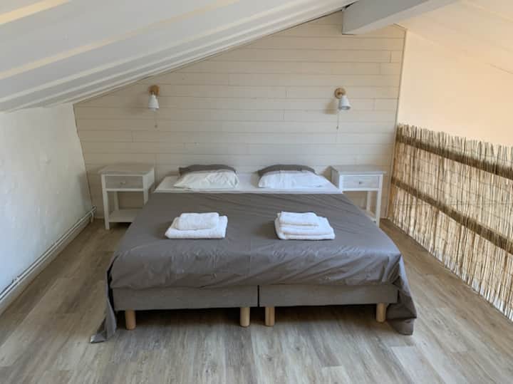 Dormitorio en mezzanine con cama tamaño king