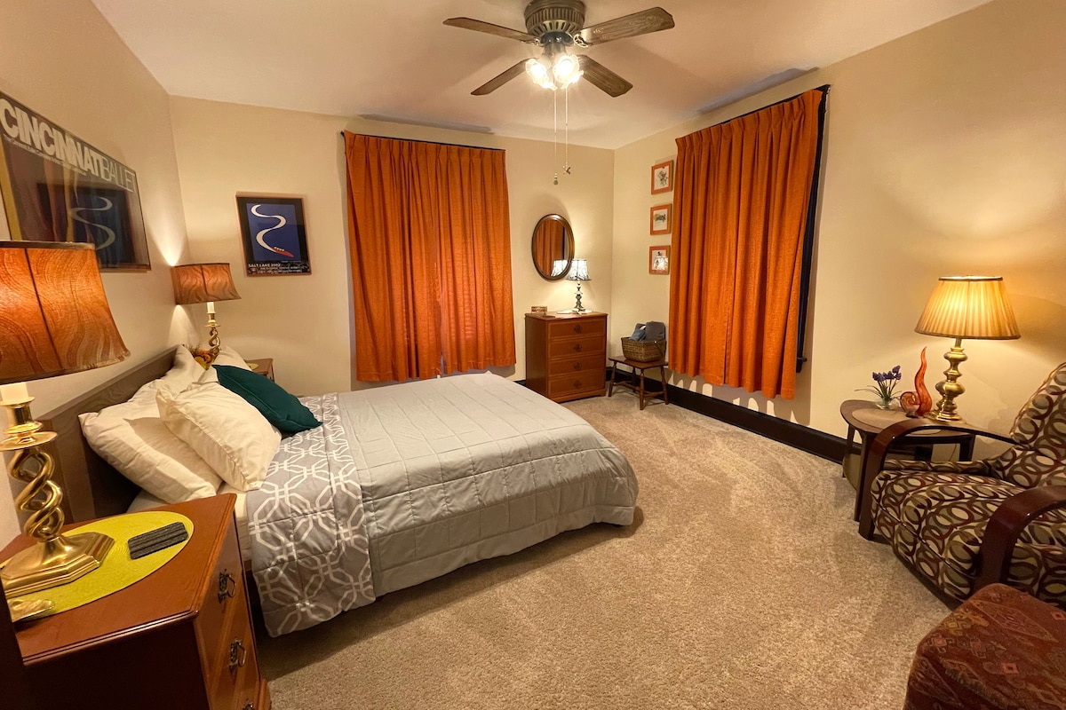 ห้องนอนที่ 1
หนึ่งในห้องนอนโปรดของเรา ห้องนอนนี้มีห้องสีส้มสไตล์วินเทจในยุค 1970 พวกเขามากับบ้านเราไม่สามารถมีส่วนร่วมกับพวกเขาได้ พวกเขาเน้นการตกแต่งสไตล์วินเทจของเราอย่างสมบูรณ์แบบ