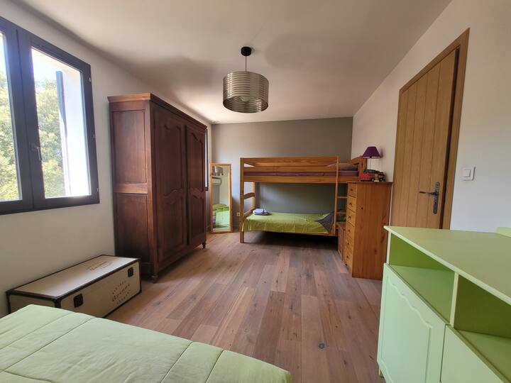 Habitación de invitados con capacidad para 4 personas: BZ 140x190 y 2 literas 90x190