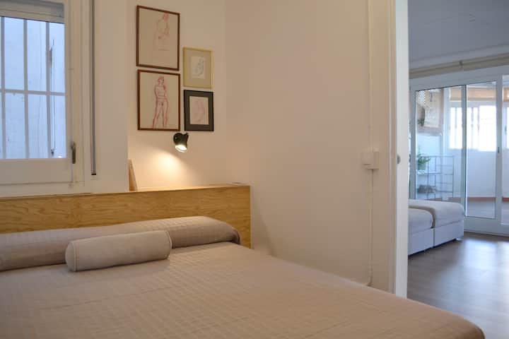 Dormitorio pequeño con cama doble.