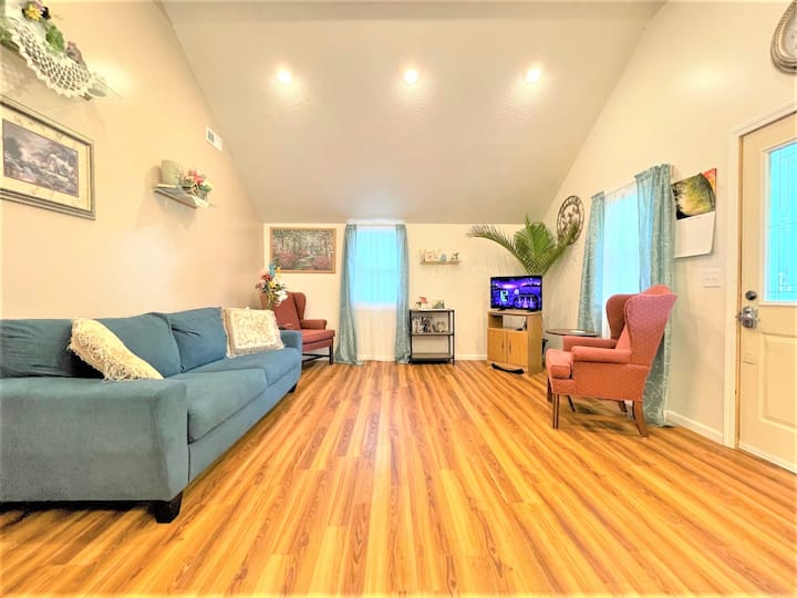 Obývacia izba s rýchlym Wi-Fi pripojením na internet a televízorom Roku