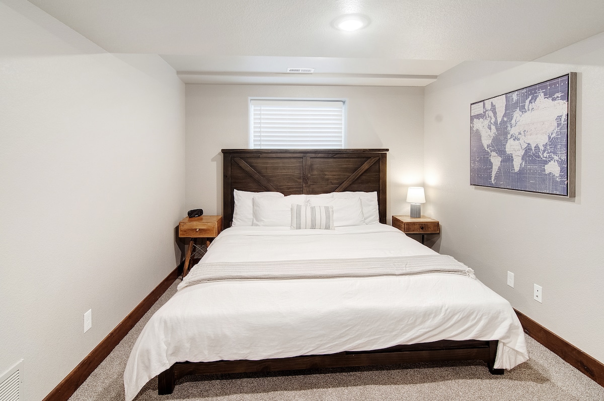 Cama King en el sótano con TV inteligente.