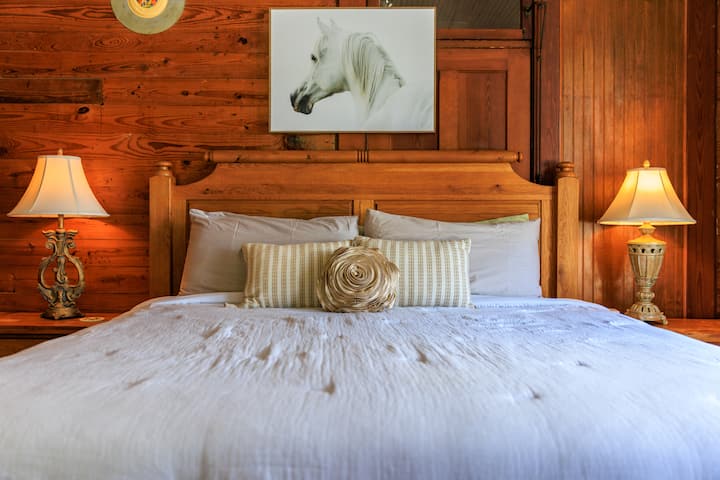 ห้องนี้มีเสน่ห์ทางประวัติศาสตร์!  เตียงคิงไซส์ยกระดับและผนังไม้สนจะพาคุณกลับไปในอดีต