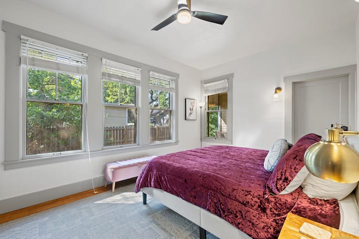 ห้องนอนขนาดใหญ่พร้อมเตียงคิงไซส์และห้องน้ำในตัว