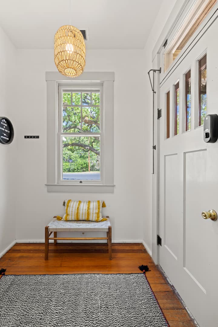 ถอดรองเท้าของคุณและเข้าพักสักพักอย่าลืมคว้ารหัสผ่าน Wi-Fi - มันอยู่บนผนัง!