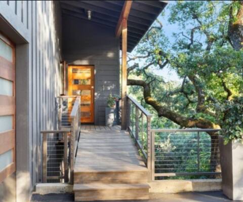 Modern Luxury-4BR, 4 king beds, pool, walk to town