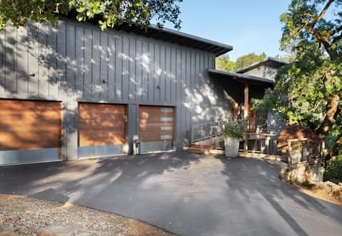Modern Luxury-4BR, 4 king beds, pool, walk to town