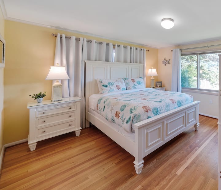 El segundo dormitorio soleado tiene una cama tamaño queen y  una cama doble.