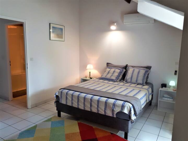 Dúplex con 19 m2 de dormitorio y baño al lado.