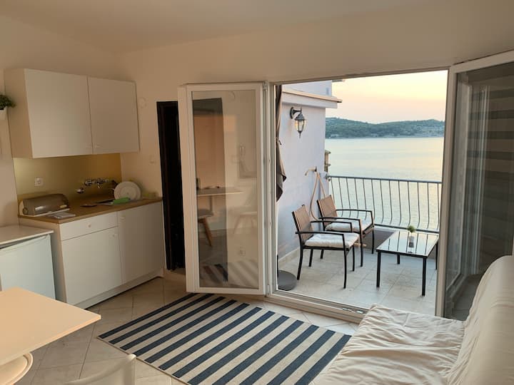 Pogled na mini kuhinju i terasu