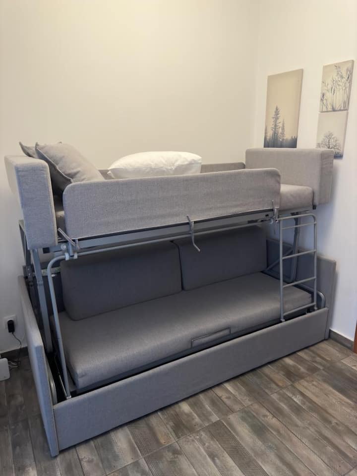 הספה הופכת למיטת קומתיים עבור 6 אורחים