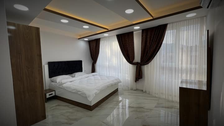 Спална соба-1 (главна спална соба)
Двоен кревет +ѕиден шкаф + маса за шминкање!