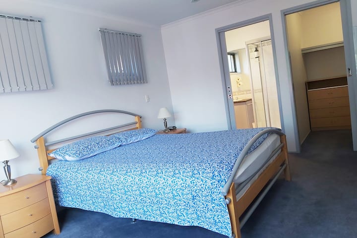 Dormitorio principal con traje y paseo por Robe