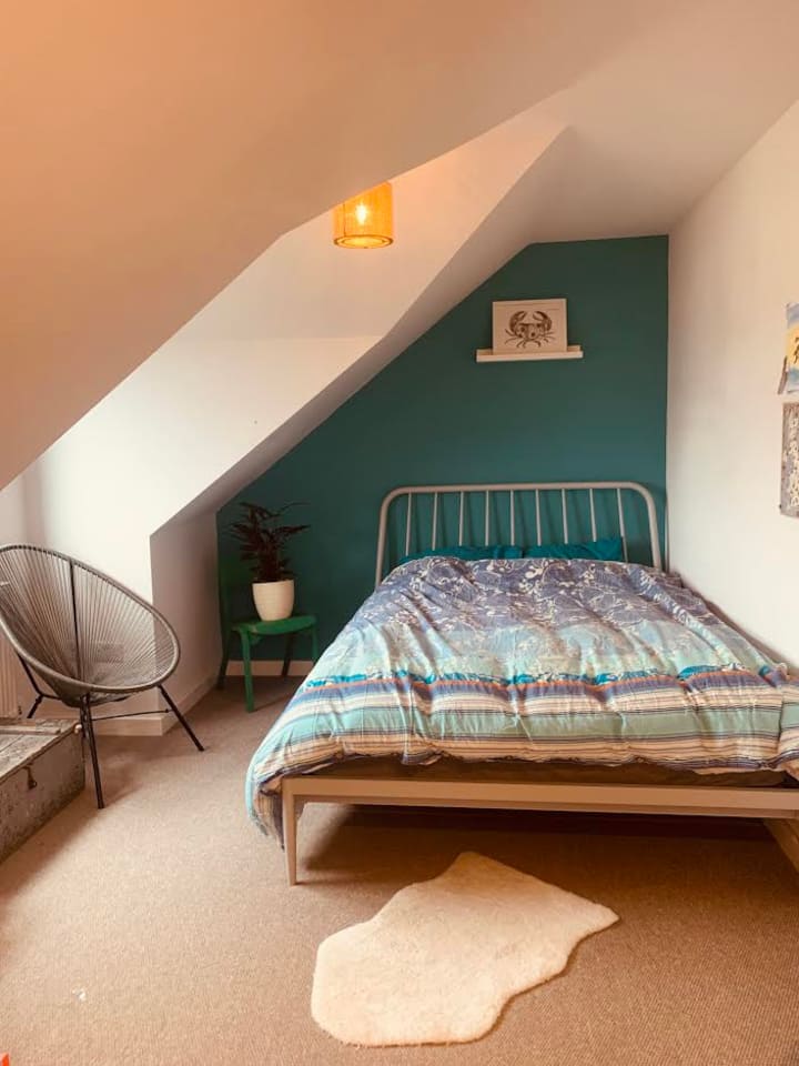 חדר זוגי בגודל קינג סייז למעלה.