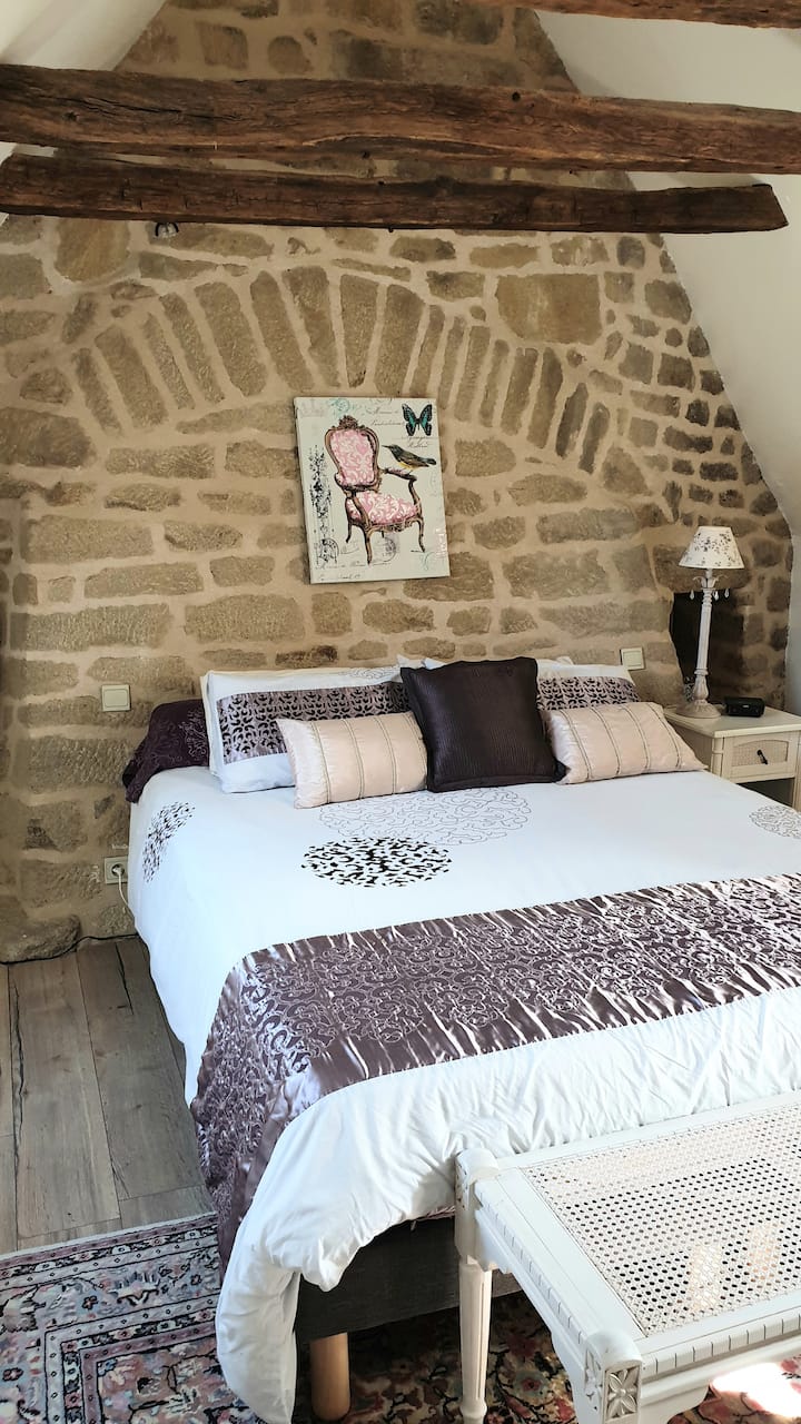 Glavna spavaća soba na katu glavna kuća, klima-uređaj, TV, garderoba, tuš-kabina s vlastitom kupaonicom, krevet 160 x 200