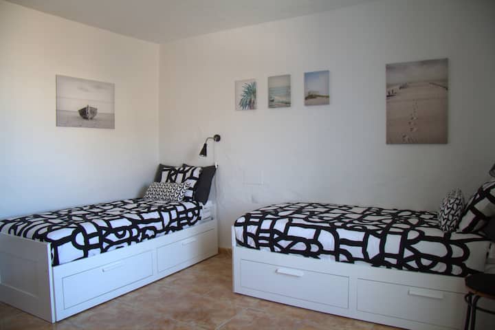 卧室2两张单人床+折叠床