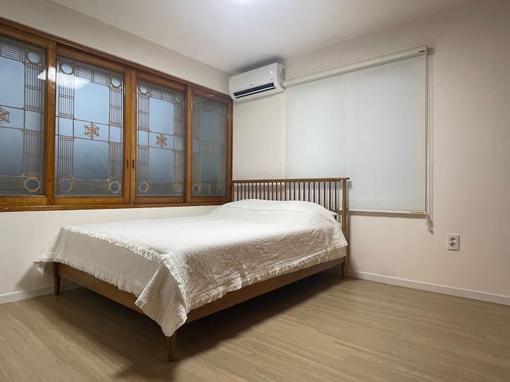 Puedes comprobar la limpieza de la ropa de cama de inmediato con el color blanco. ~ ^ ^
El material de la ropa de cama es muy bueno con un toque que toca el cuerpo en algodón puro, y también es satisfactorio para los niños con atopía. ~ ^ ^