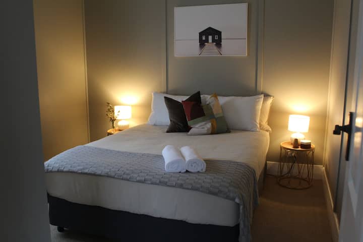 2. spálňa s manželskou posteľou Queen a veľkým vstavaným županom